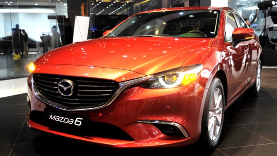 Mazda6 giảm giá 2 lần/tháng, Camry xuống giá hơn 100 triệu