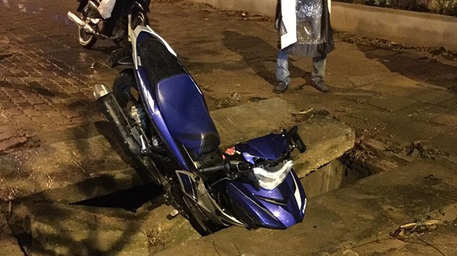 Hà Nội: Yamaha Exciter 150 cắm đầu xuống cống trên vỉa hè