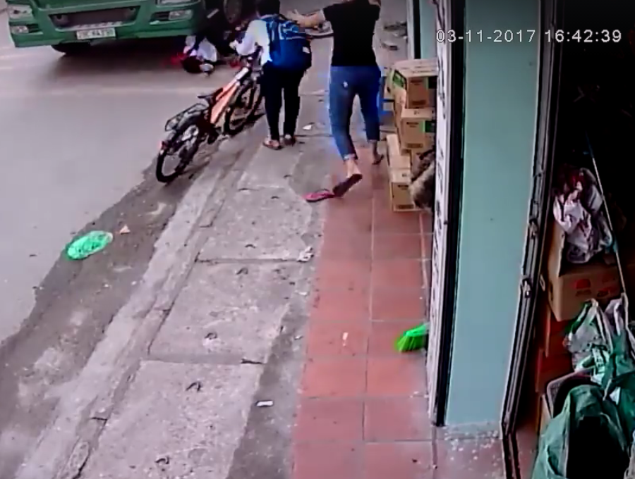 Em bé thoát chết thần kỳ ngay dưới bánh xe tải trọng lớn