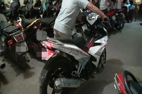 Nhặt được vé, chiếm đoạt xe đang trông giữ, phạm tội gì?