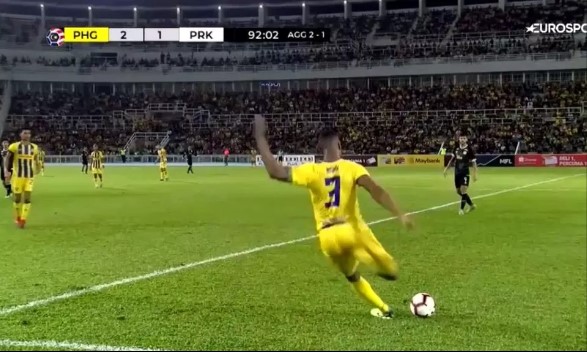 Cựu sao Ngoại hạng Anh lập siêu phẩm khó tin tại giải Malaysia