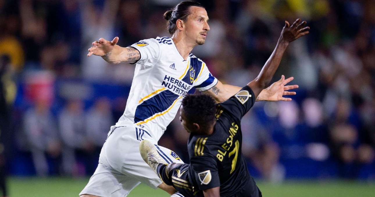 VIDEO: Ibrahimovic húc bay đối thủ khi ăn mừng bàn thắng