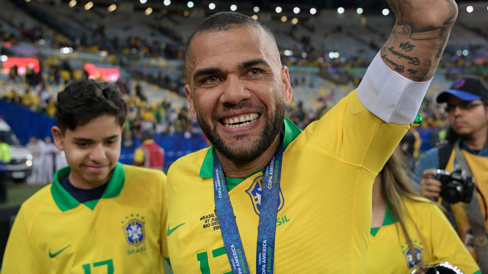 NÓNG: Dani Alves chính thức có bến đỗ mới