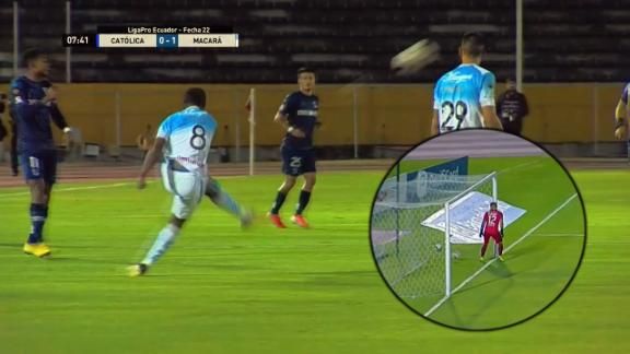 VIDEO: Siêu phẩm đá phạt kinh điển từ khoảng cách 70m