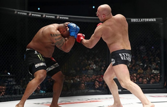 VIDEO: 'Sa hoàng' 43 tuổi tung cú đấm 'tử thần' khiến đối thủ gục ngã