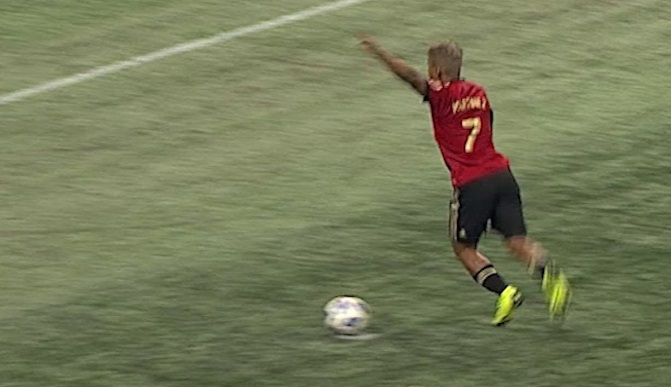 VIDEO: Cú sút penalty 'độc nhất vô nhị' trong lịch sử bóng đá
