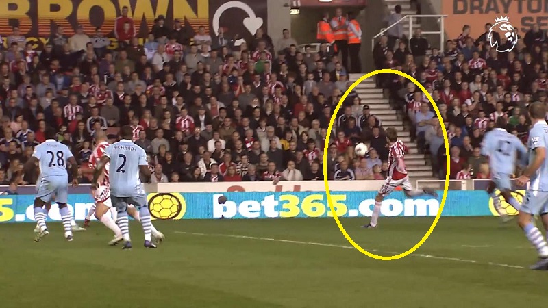 VIDEO: Siêu phẩm vô-lê kinh điển của Crouch phá lưới Man City