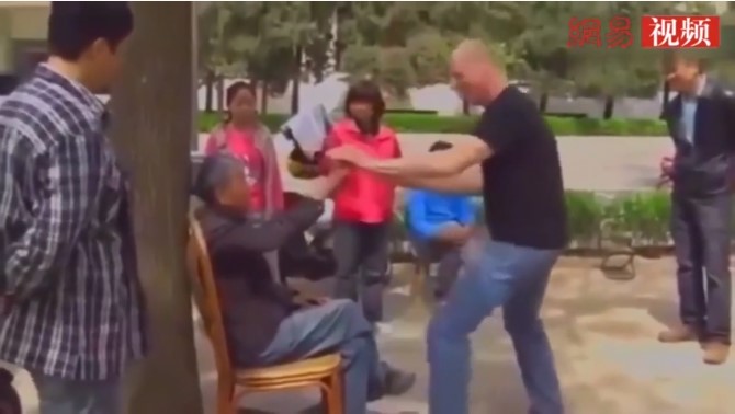 VIDEO: Võ sư Thái Cực Quyền 90 tuổi thi triển võ công 'truyền điện'