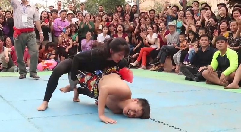 VIDEO: Nữ đô vật xinh đẹp thách đấu trai làng và cái kết khó tin