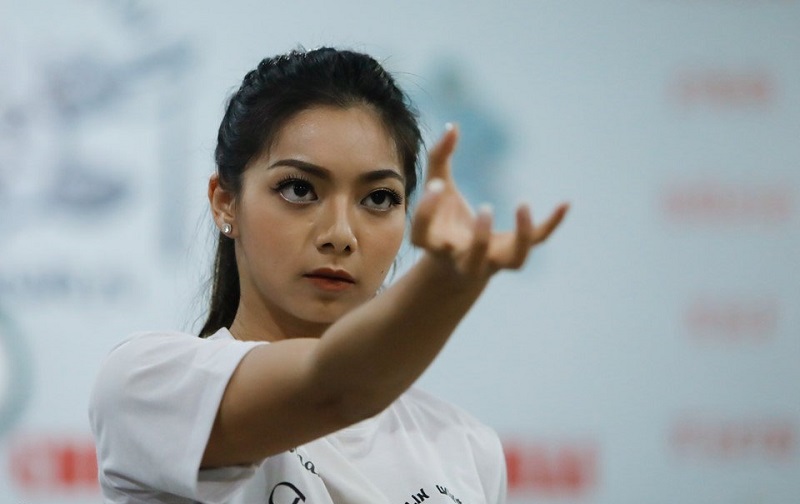 VIDEO: Con gái xinh đẹp của Chưởng môn Vịnh Xuân thi triển võ thuật cao cường