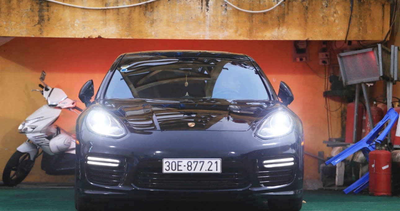 Bầu Hiển 'cưỡi' Porsche bản giới hạn đi xem chung kết Cúp QG