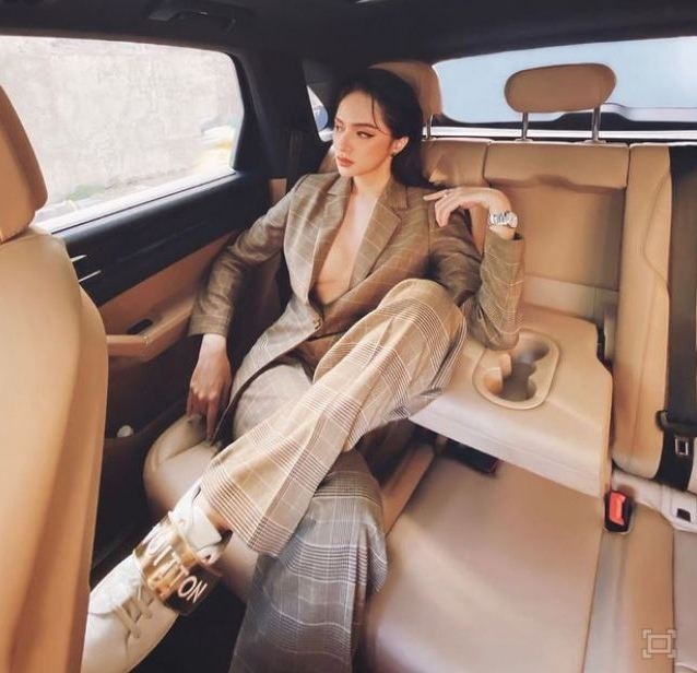 CEO Hương Giang khoe ảnh cực 'ngầu' trong ô tô bạc tỷ
