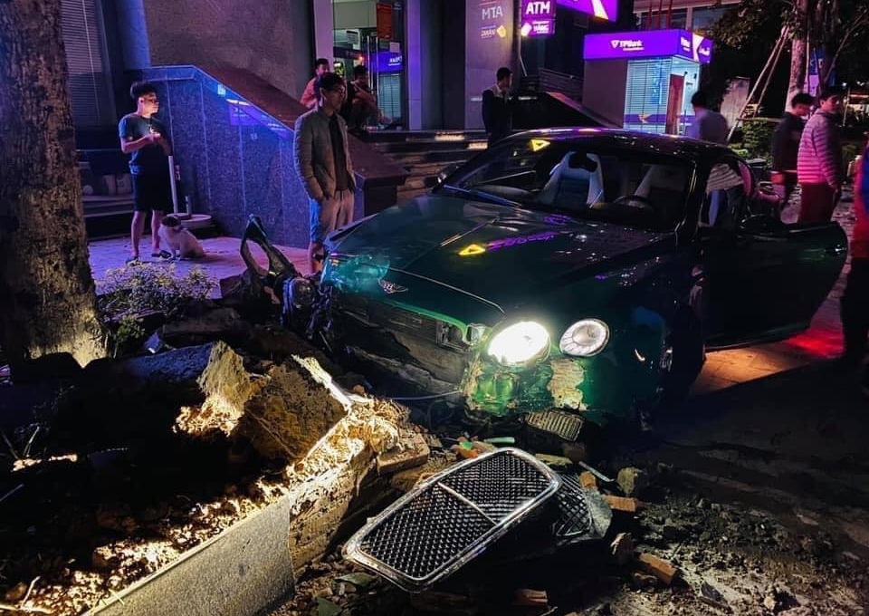Siêu xe Bentley giá chục tỷ nát bét sau cú va chạm với 'cây'