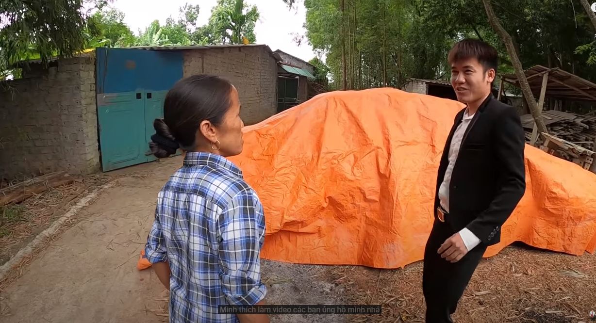 Hưng Vlog bất ngờ 'khoe' clip mua xe 4 tỷ, dân tình lắc đầu ngán ngẩm