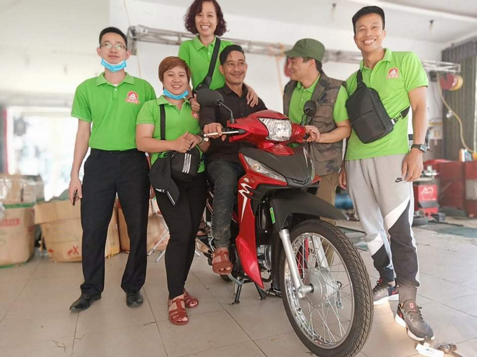 Người đàn ông 'em chỉ xin đi nhờ xe thôi' được tặng xe máy
