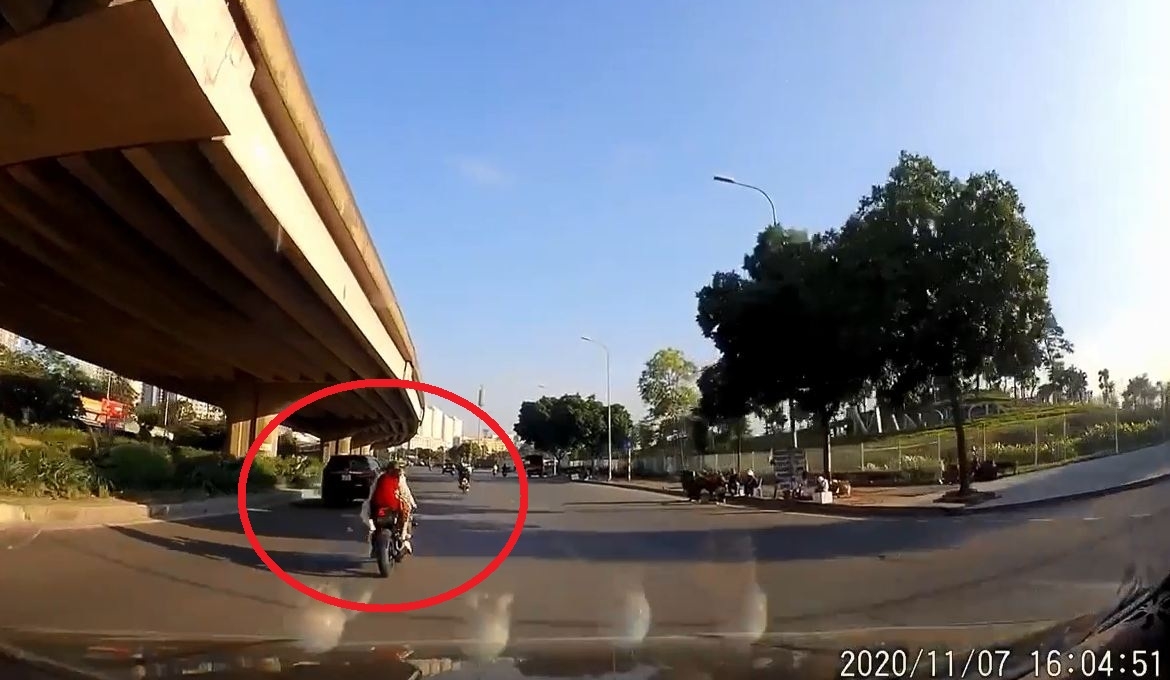 Thanh niên chở 'gấu' đi chơi, vượt ẩu gây tai nạn xong bỏ chạy