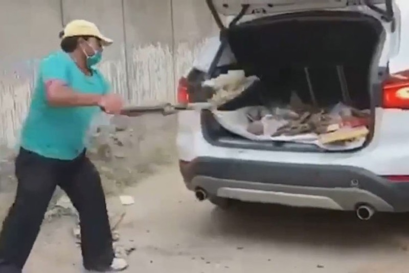Dùng xe sang đi chở rác cho cả làng vì quá bức xúc với đại lý