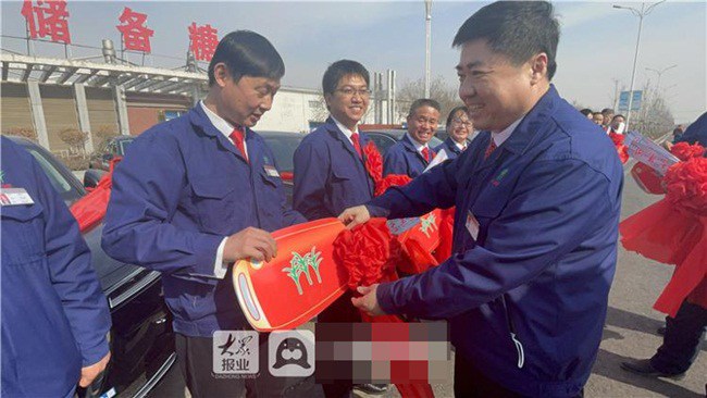 Công ty thưởng 40 ô tô cho nhân viên về ăn Tết, 'mặc kệ' dịch bệnh