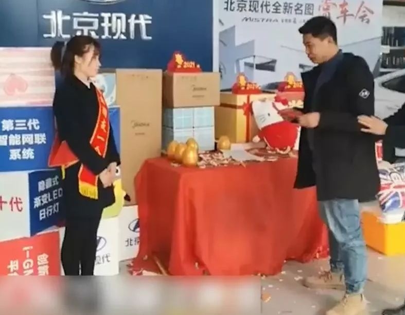 Mua ô tô mới, anh chàng 'ngỡ ngàng' vì bốc trúng quà là 1 bạn gái