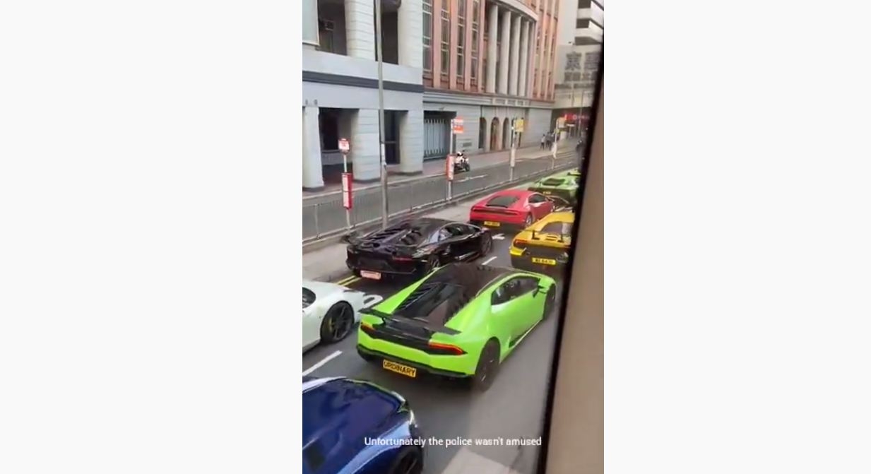 Video: Loạt siêu xe cực đẹp bất ngờ bị cảnh sát chặn lại