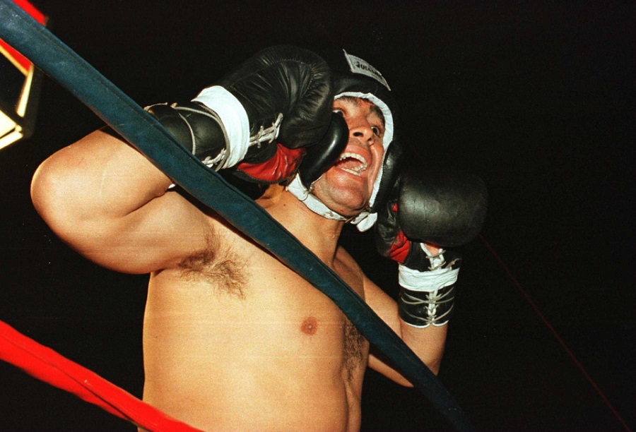 Trở lại 1996: Maradona lên sàn Boxing, ghẹo cả trọng tài
