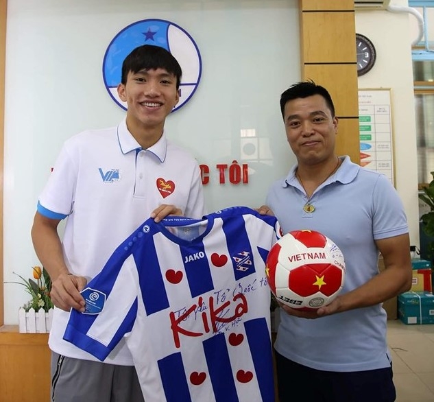 Văn Hậu giao lưu, tặng áo cho người hâm mộ SC Heerenveen tại Việt Nam