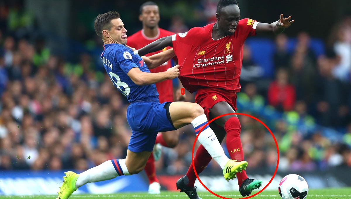 Tiết lộ lý do Liverpool phải thay màu tất trong trận gặp Chelsea