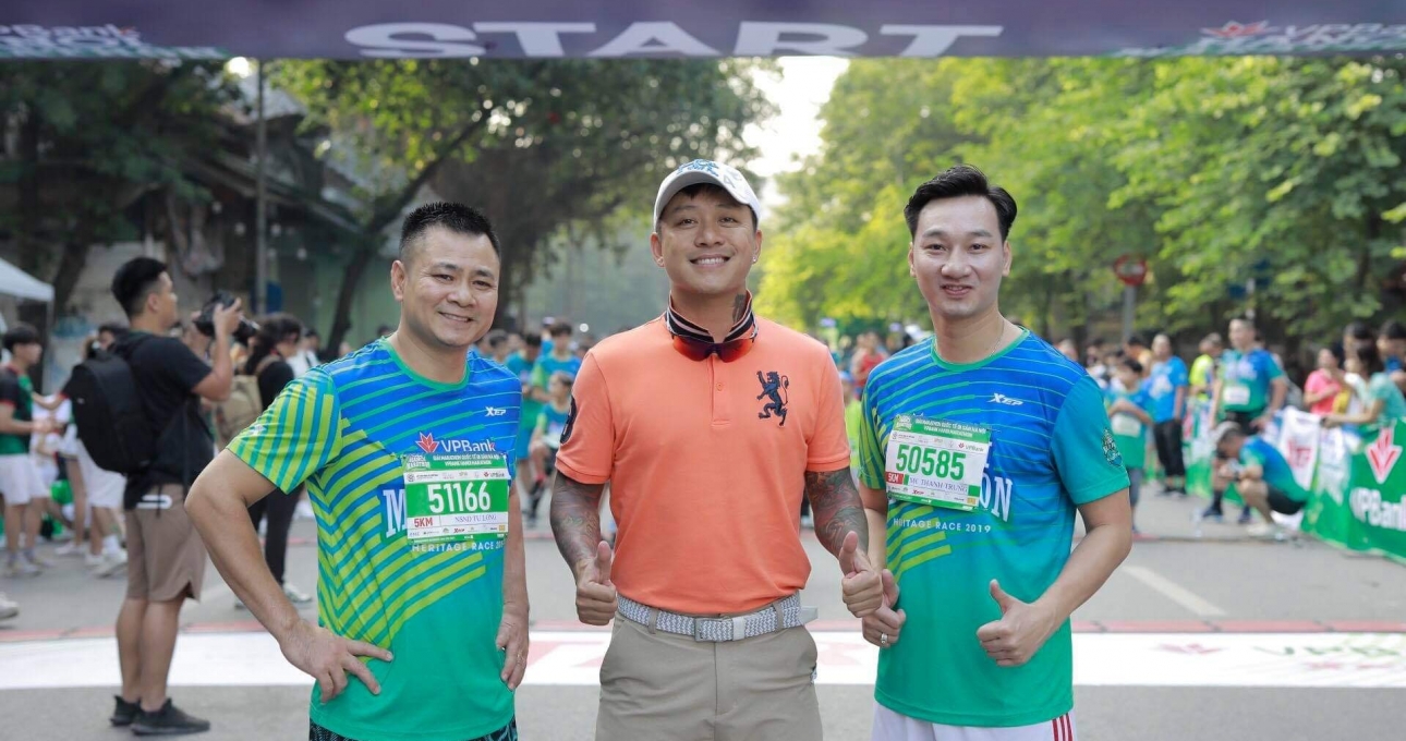 Ca sĩ Tuấn Hưng cùng nhiều nghệ sĩ diện đồ thể thao thi chạy 5 km