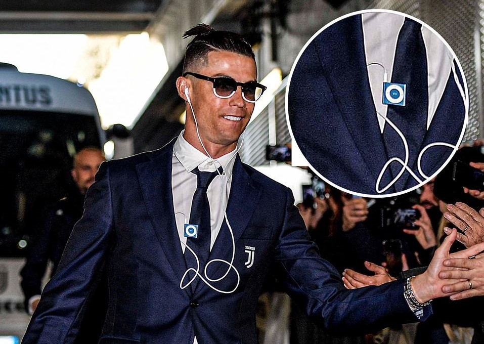 Ronaldo gây sốt vì vẫn dùng tai nghe có dây và iPod shuffle