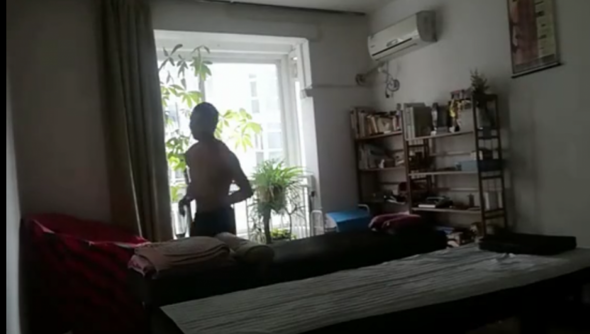 Người Trung Quốc chạy Marathon quanh giường vì dịch Corona