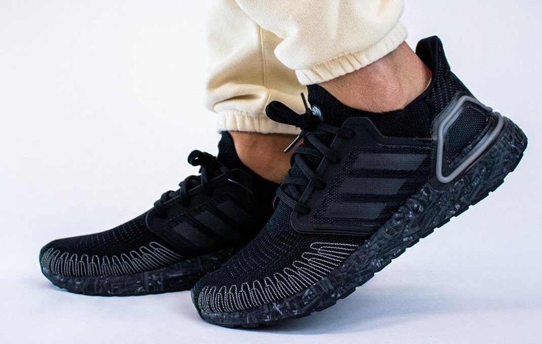 'Trên chân' UltraBoost 20 x James Bond