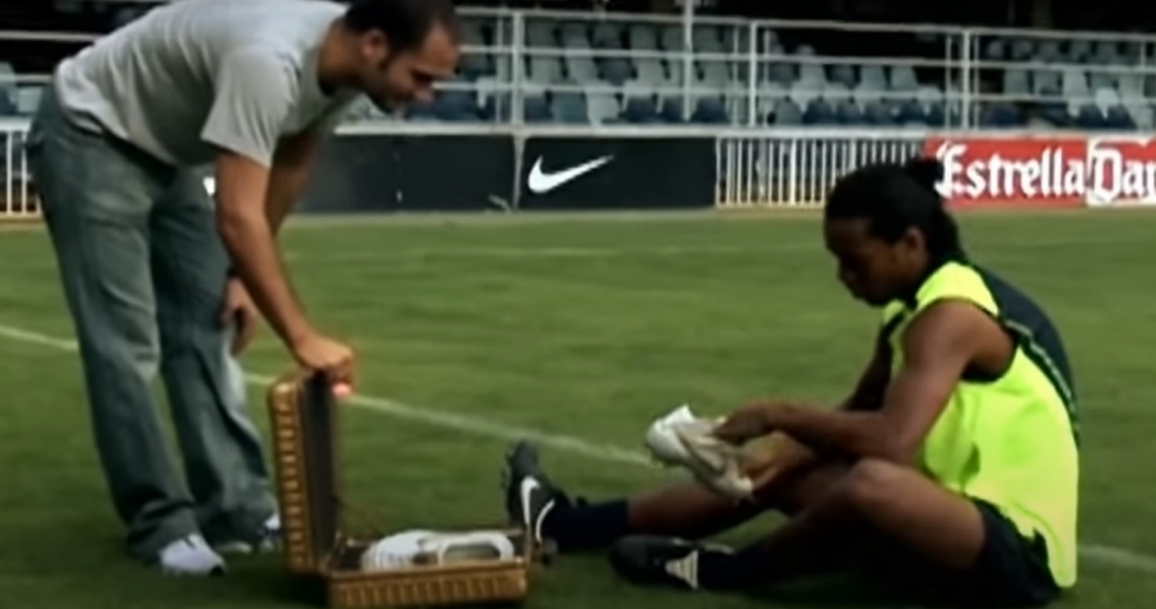 Ronaldinho thay giày là Video đầu tiên đạt 1 triệu view Youtube