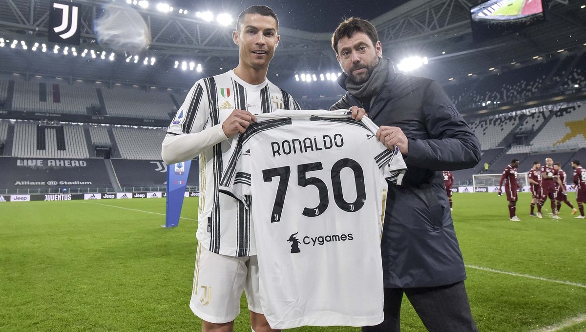 C. Ronaldo nhận quà 'đặc biệt' mừng bàn thắng thứ 750