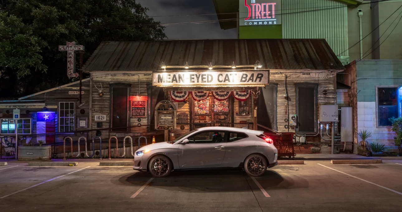 Hyundai công bố giá bán chính thức cho hatchback cá tính Veloster 2018