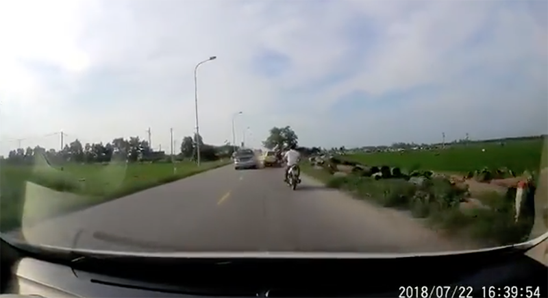 Lái xe không tỉnh táo, ô tô gây tai nạn liên hoàn
