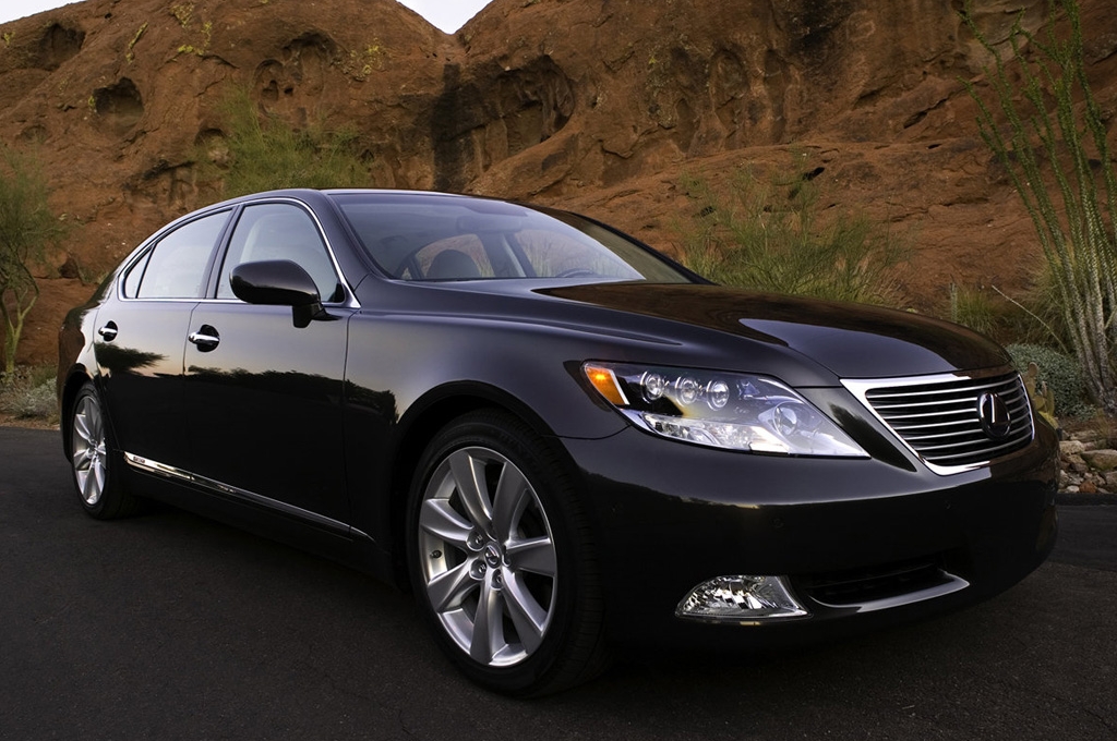Lý giải vì sao ắc quy xe hybrid có giá hơn 300 triệu đồng