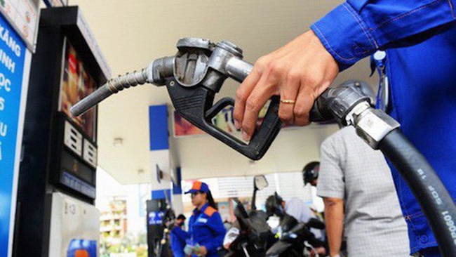 Giá xăng tăng nhẹ sau 2 tháng bình ổn