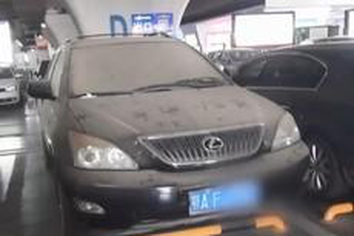 'Bỏ quên' Lexus RS 4 tháng, chủ xe phải trả 16 triệu phí gửi