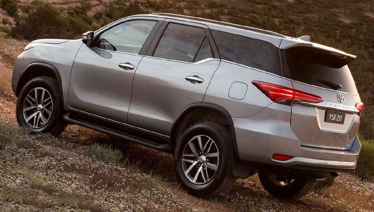 Toyota Fortuner ưu đãi lớn tháng 7, cạnh tranh Mazda CX-8