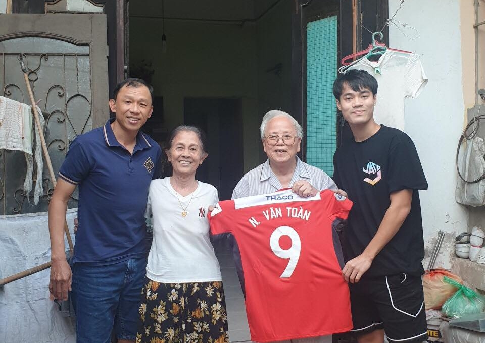 Văn Toàn thăm CĐV đặc biệt trước giờ bóng lăn
