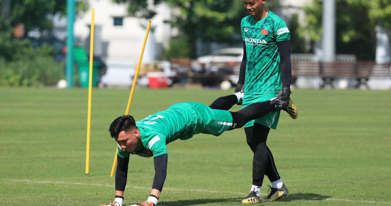 VIDEO: Thủ môn U22 Việt Nam bị mắng vì nhảy dây không đạt yêu cầu