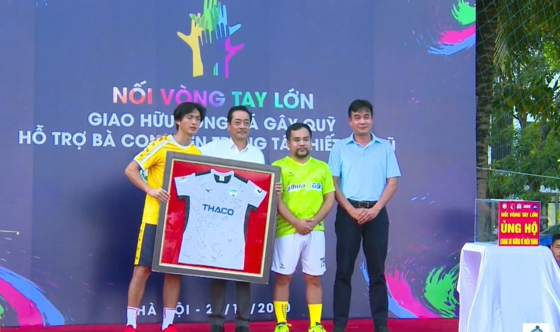 Các sao HAGL đá bóng gây quỹ ủng hộ miền Trung được hơn 2 tỷ đồng