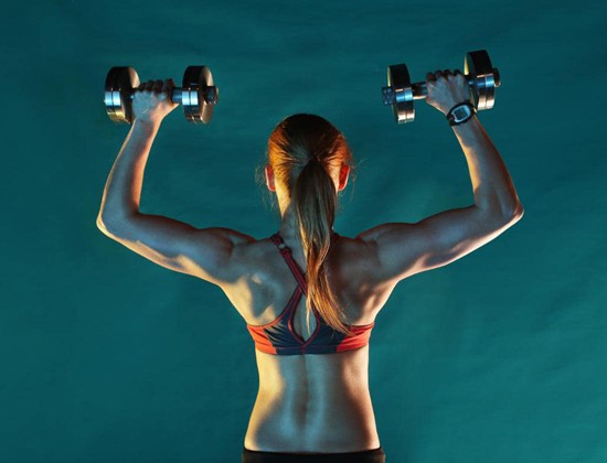Hướng dẫn 4 bài tập tạ tay phổ biến cho nữ