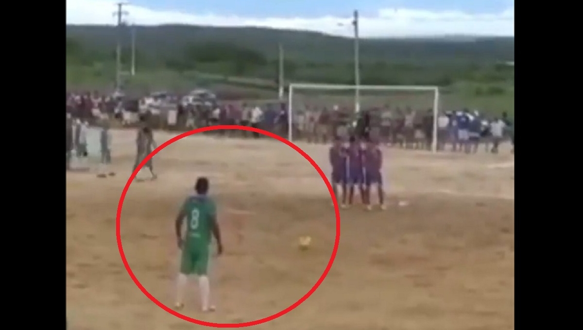 VIDEO: Fan cuồng CR7 học đòi R.Carlos và cái kết ngỡ ngàng