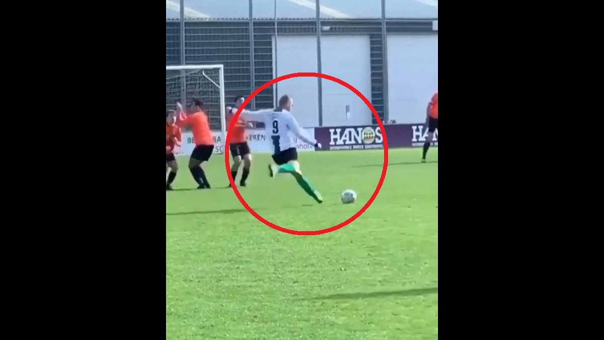 VIDEO: Cú đá phạt 'siêu lừa' khiến tất cả không tin vào mắt mình