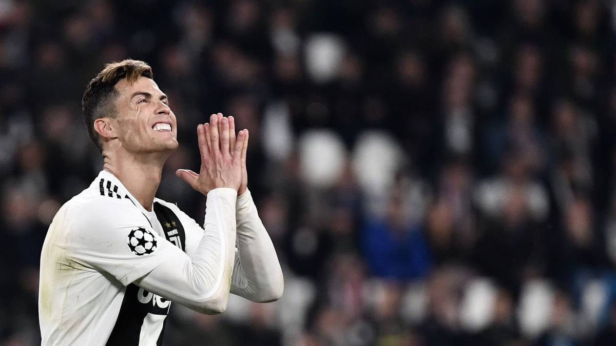 VIDEO: Ronaldo bị biến thành gã hề với chỉ một cú chạm bóng