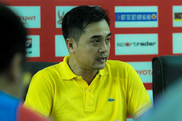 HLV Đức Thắng: Tiếng còi méo mó của trọng tài đã giết chết trận đấu