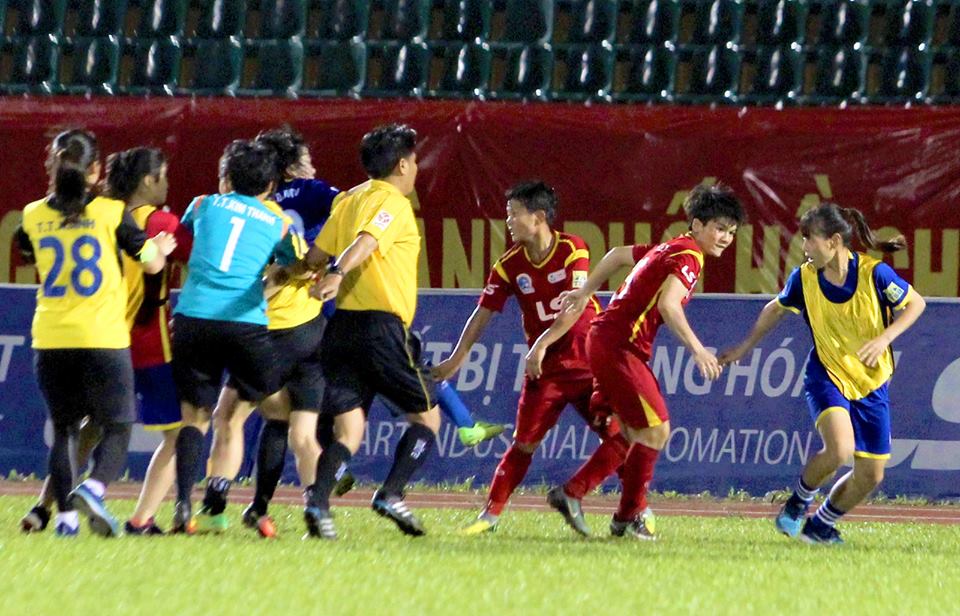 Vụ nữ cầu thủ đánh nhau: 'CĐV nam cầm bảng phang vào đầu em'