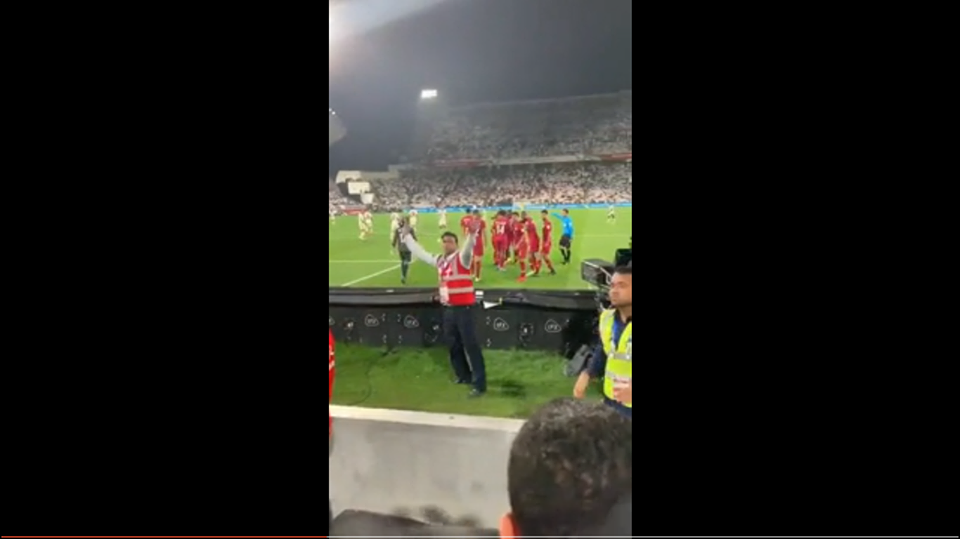 VIDEO: CĐV UAE thiếu văn hóa khi ném giày vào cầu thủ Qatar