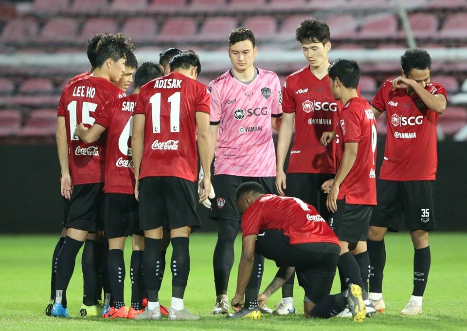 Văn Lâm mắc sai lầm ngớ ngẩn trong ngày ra mắt Muangthong